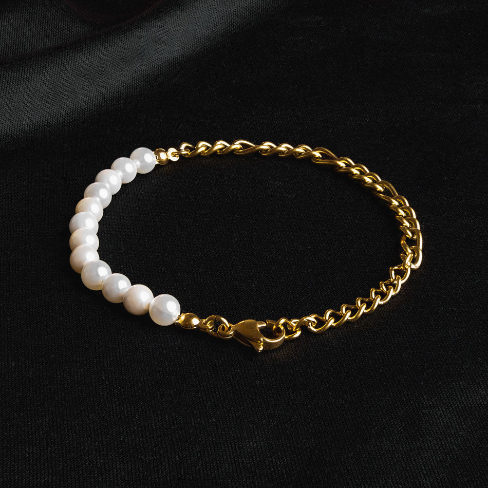 Our Pearl & 24KT Gold Plated Figaro Chain Bracelet has been crafted using both polished white pearls and gold figaro chain.